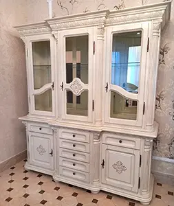 Витрина 3х дверная "Венеция Люкс" Слоновая кость 301  купить в интернет магазине Мебель из массива. Звоните +7 495 961-63-63 Гостиные
