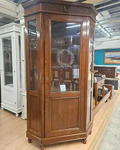 Витрина угловая "Мария Сильва" Орех MS928  купить в интернет магазине Мебель из массива. Звоните +7 495 961-63-63 Витрины из массива дерева