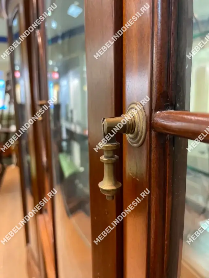 Витрина стеклянная  