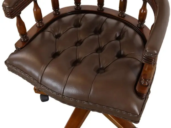 Кресло кабинетное коричневое  