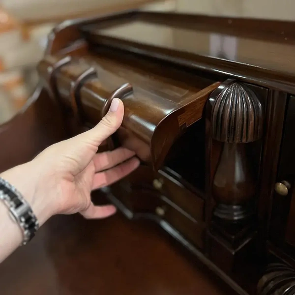 Бюро в стиле Чиппендейл MSMU.512 BROWN W004 BROWN купить в интернет магазине Мебель из массива. Звоните +7 495 961-63-63 Мебель Индонезии